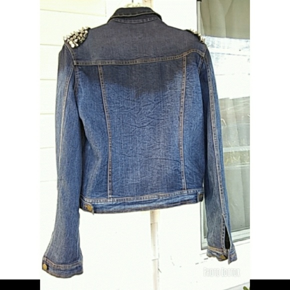 FOREVER 21 SPIKED SHOULDER DISTRESSD JEAN JACKET - Picture 2 of 4
